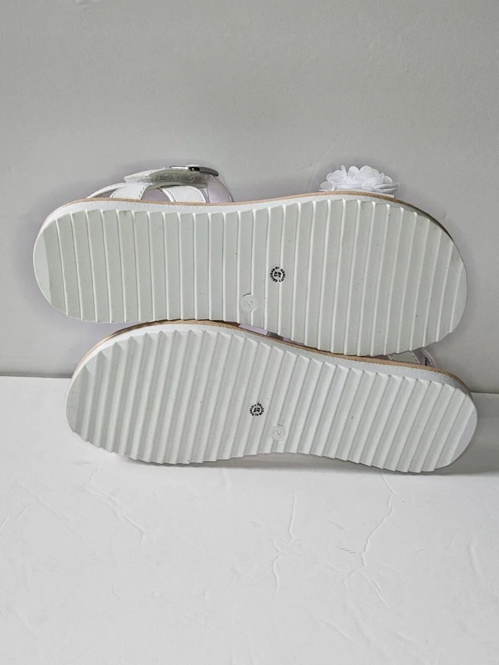 Christie & Jill Ava White Floral Strap Kids Sandals Size 2
